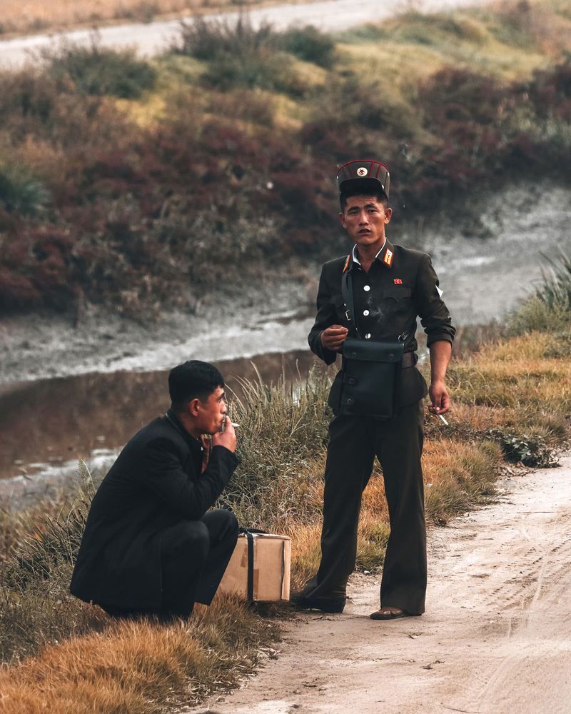 © Luke Gram - Waiting for the bus, Nampo