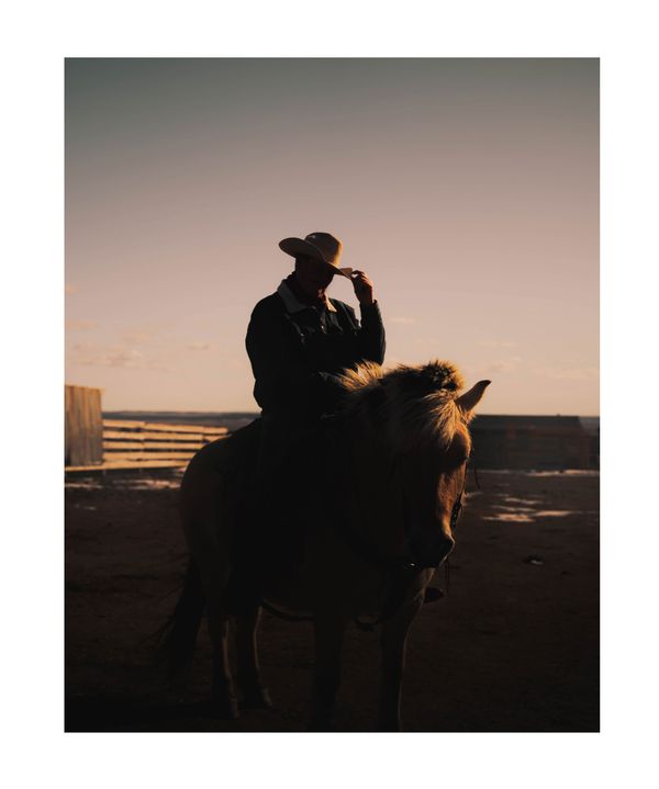 © Noam Azouz - hunter and his horse on the racnh he grew up in, SD