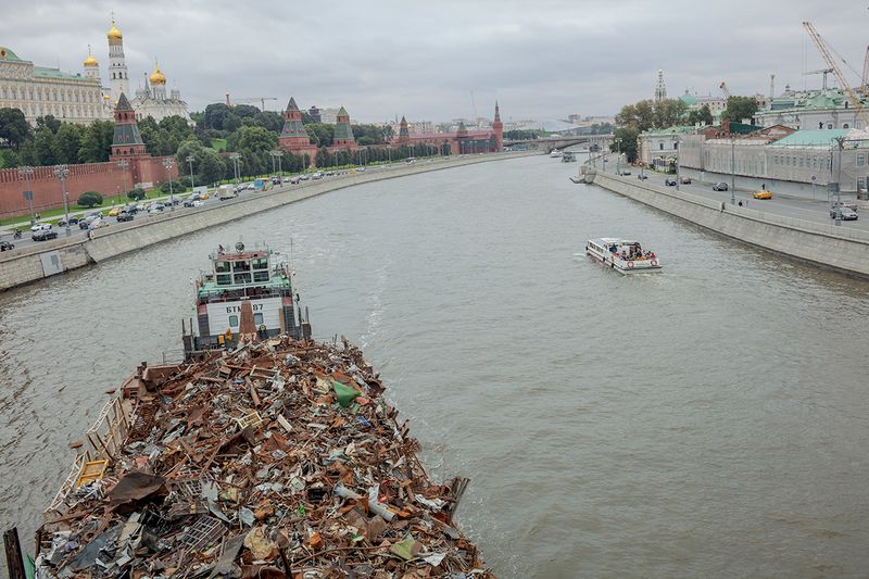© Victoria Crayhon - Moscow River, Moscow RF 2018 30 x 44 inch archival pigment print
