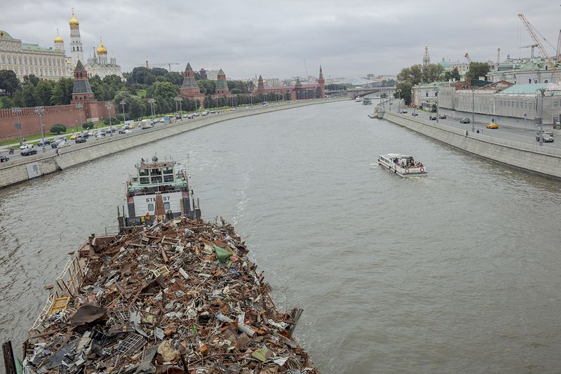 © Victoria Crayhon - Moscow River, Moscow RF 2018 30 x 44 inch archival pigment print