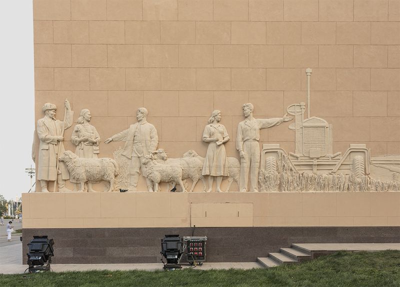 © Victoria Crayhon - Khazakstan Pavilion, Moscow RF 2018 30 x 44 inch archival pigment print