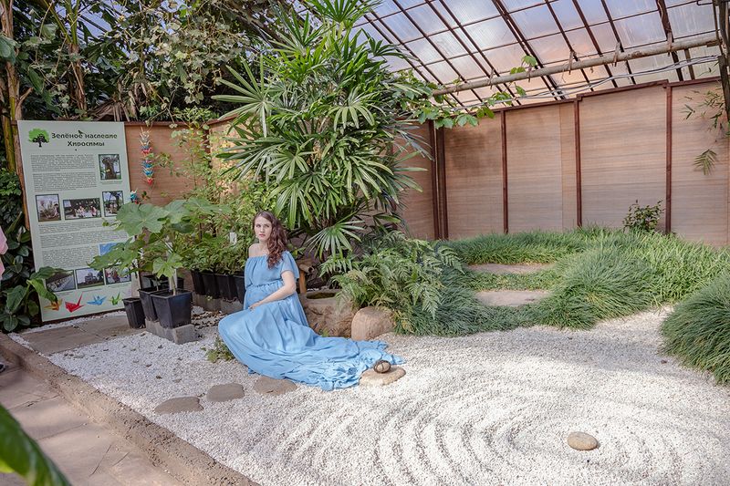 © Victoria Crayhon - Maternity Portrait Session in Progress, Irkutsk RF 2018 30 x 44 inch archival pigment print