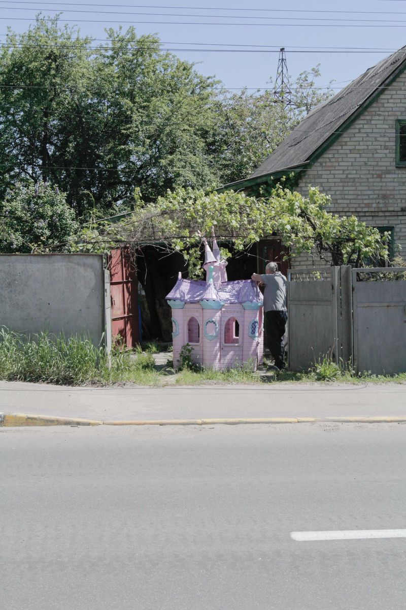 © Nazar Furyk - 4. A man builds a toy castle in his yard in Bucha, which was liberated from Russian troops. May, 2022.