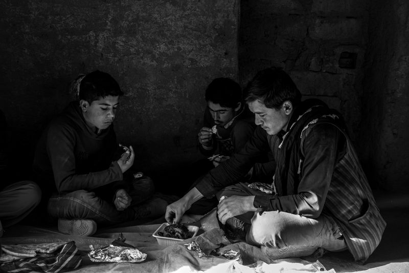 © Zobair Movahhed - Afghan refugees, after having recently crossed the border into Iran, wait to be transported to their next destination.