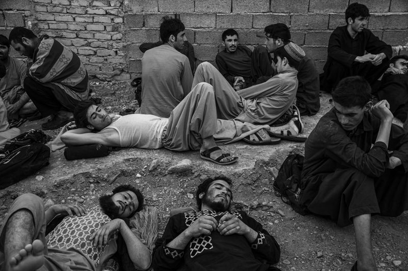© Zobair Movahhed - Afghan refugees, after having recently crossed the border into Iran, wait to be transported to their next destination.