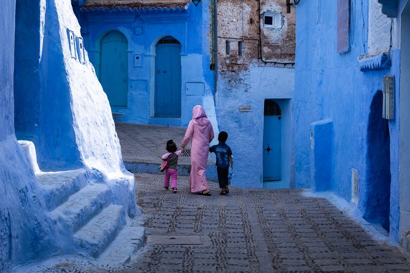 © Amadeu Martinez Silvoso - Woman taking her kids to school