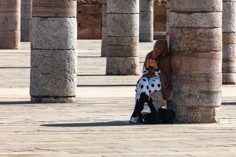 © Amadeu Martinez Silvoso - Woman with smartphone in the shadow