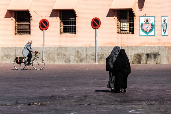 © Amadeu Martinez Silvoso - Women of burka and old cyclist