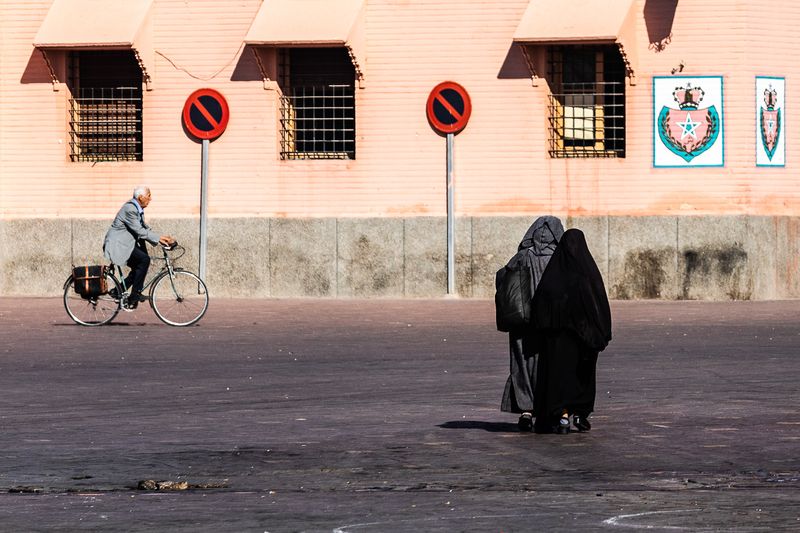 © Amadeu Martinez Silvoso - Women of burka and old cyclist