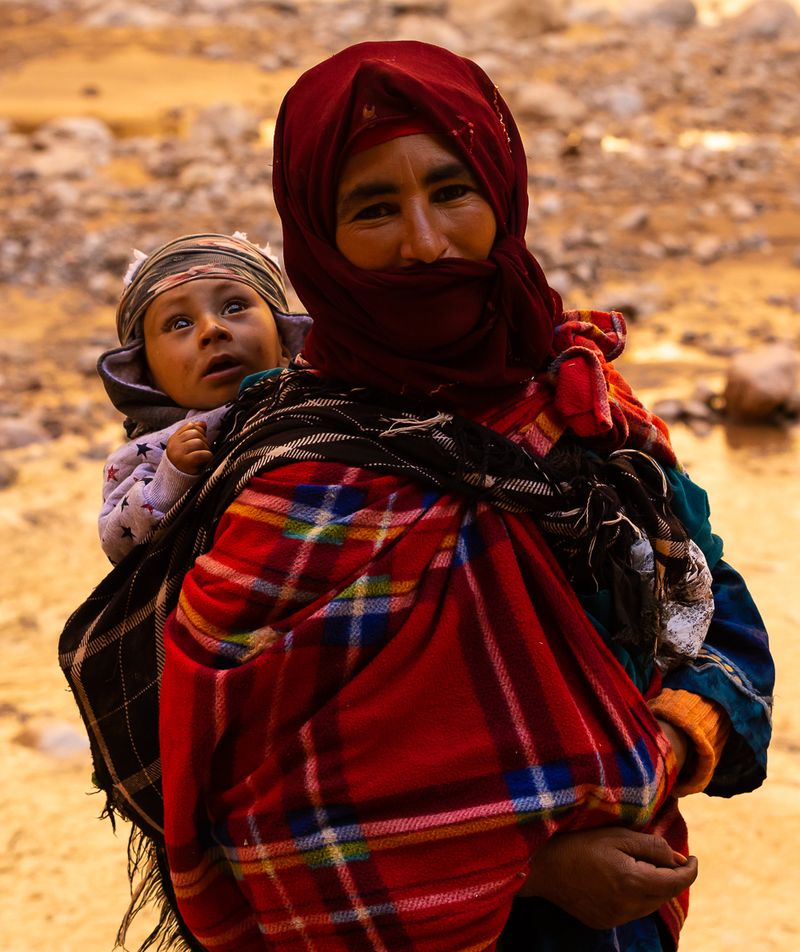© Amadeu Martinez Silvoso - Nomad woman with her son on the back