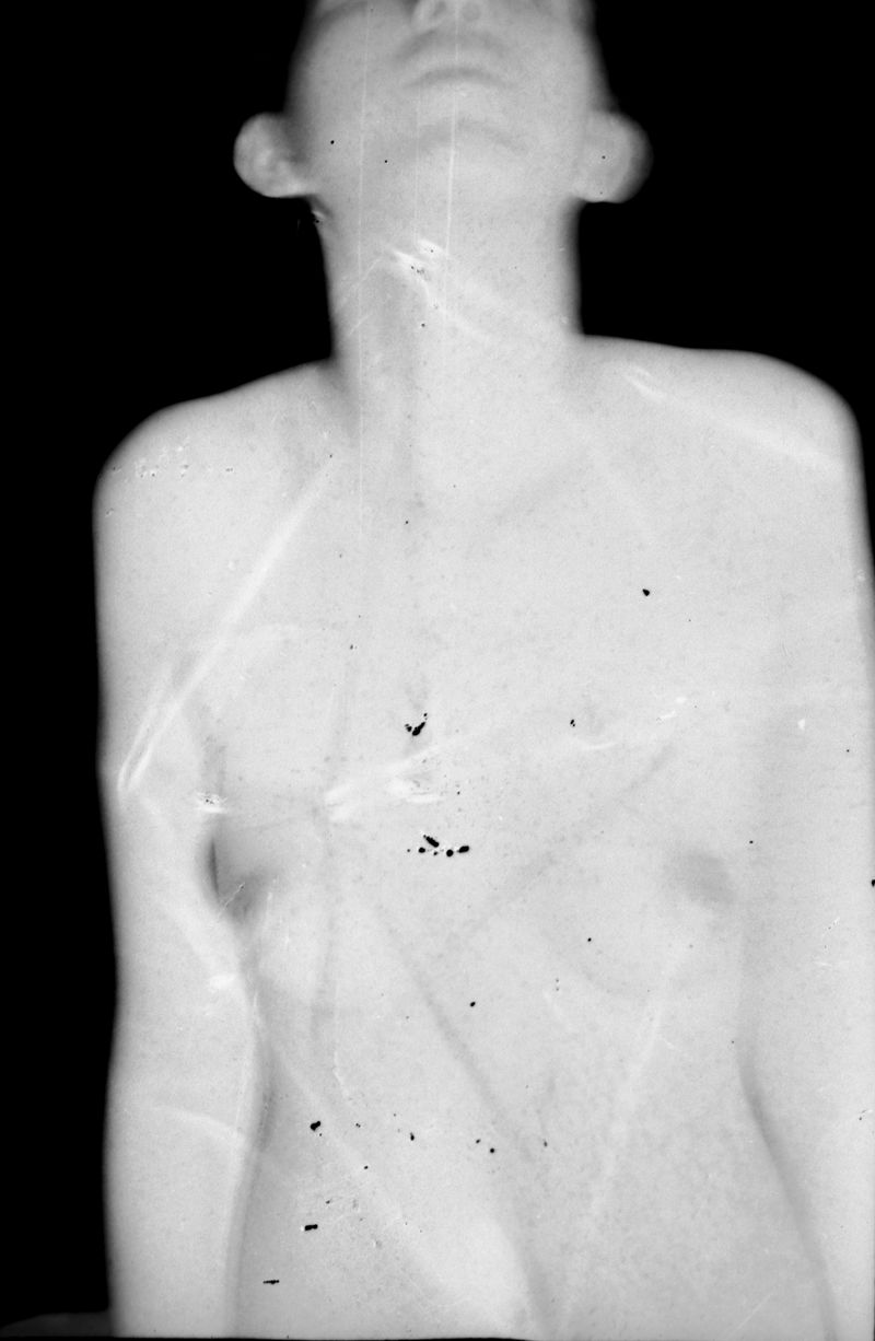 © Fiorella Del Castillo - Image from the Residuos de un contacto: Manipulación photography project