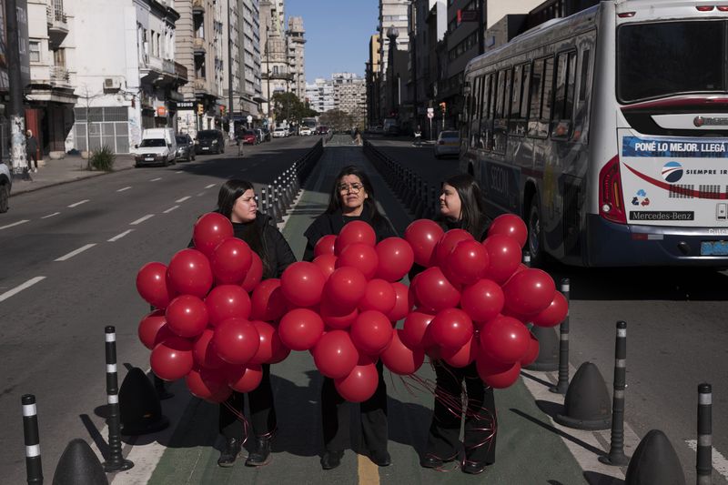 © Francisca Vivo - Dahiana, Sandra y Valentina, Av. 18 de julio, Montevideo.