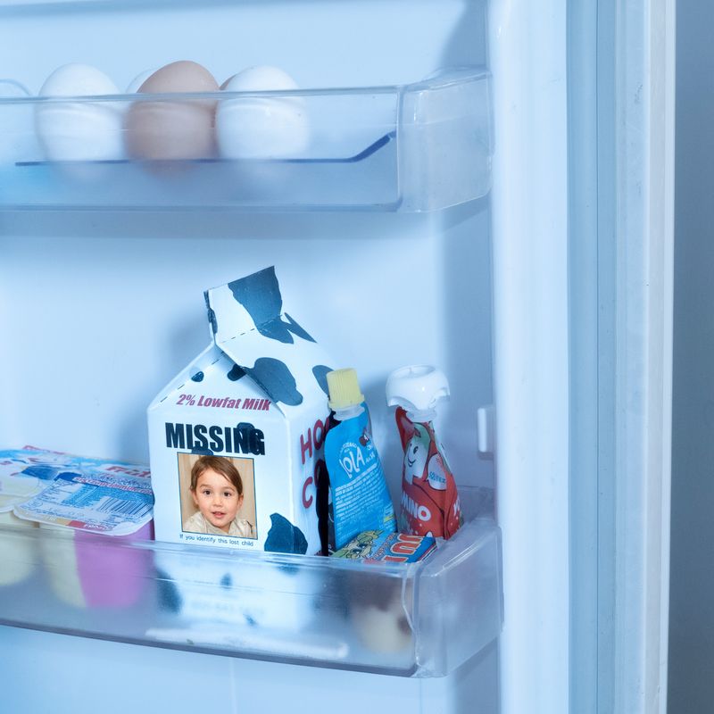 © ra.pso.di.co - missing-children milk carton Ai generated child