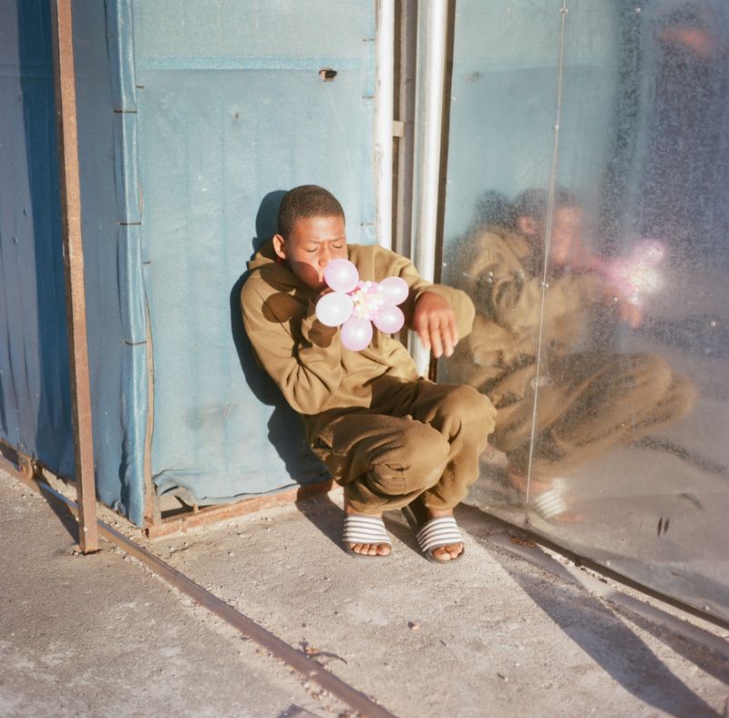 © Laura Pannack - laura pannack_- 5. The journey home from school - analog photograph 10-2023