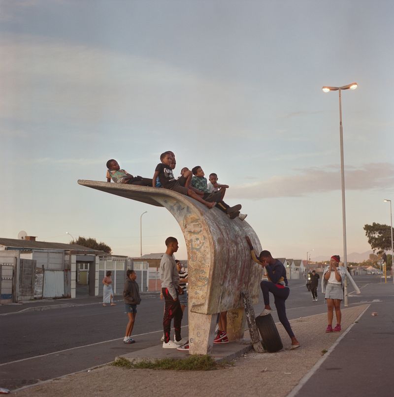 © Laura Pannack - The bus stop golden hour - project hope