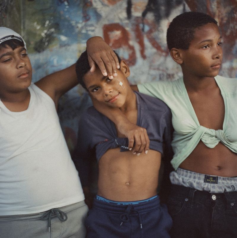 © Laura Pannack - Bus stop boys