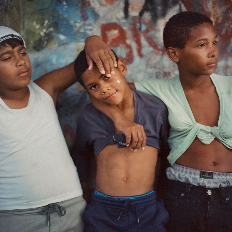 © Laura Pannack - Bus stop boys