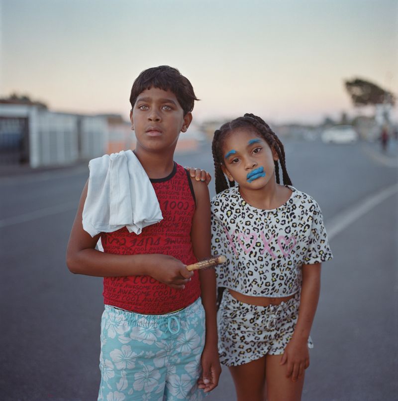 © Laura Pannack - Zayra and Thiago at the car wash fundraiser