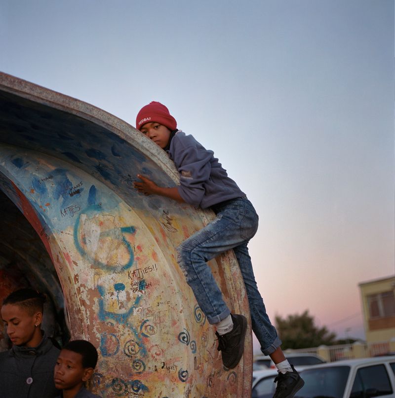 © Laura Pannack - Dillon hangs from the bus stop