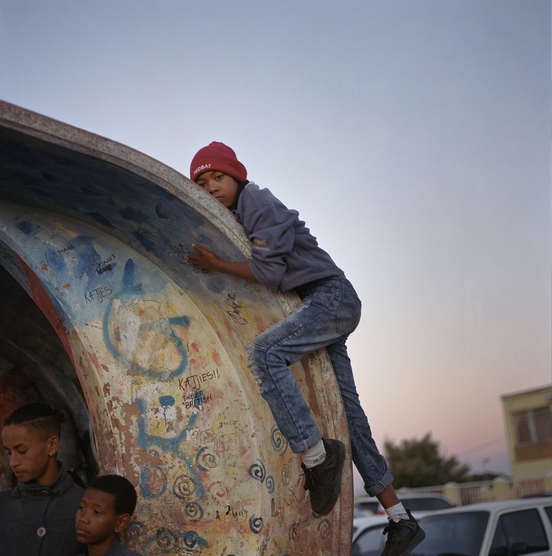 © Laura Pannack - Dillon hangs from the bus stop