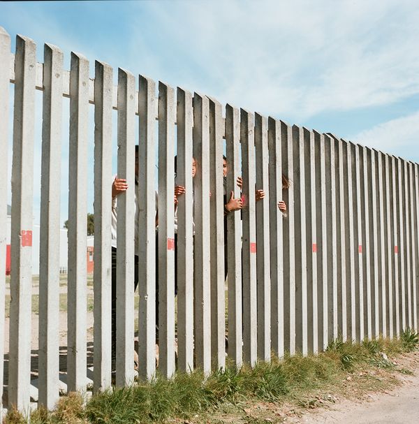 © Laura Pannack - Waiting at the school gates