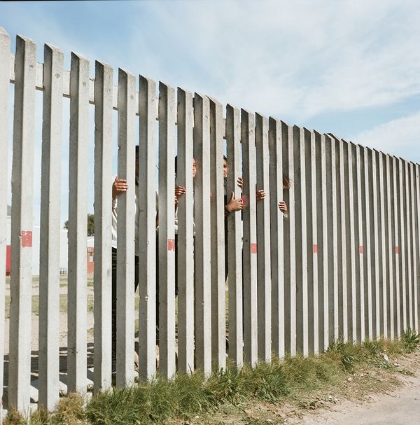© Laura Pannack - Waiting at the school gates