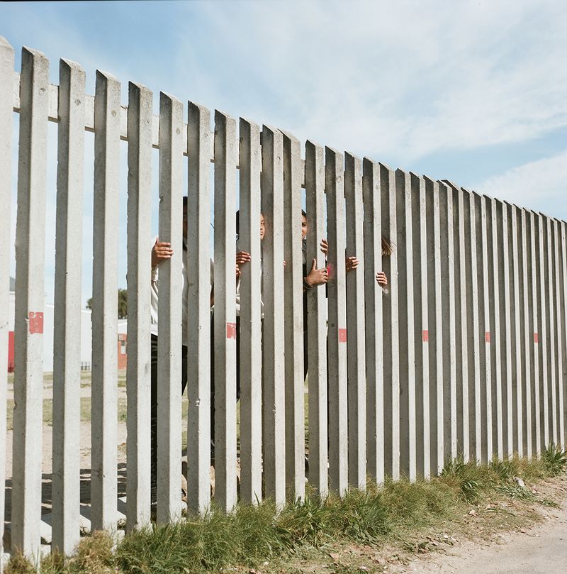 © Laura Pannack - Waiting at the school gates