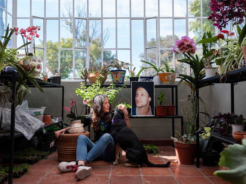 © Izabela Jurcewicz - End-of-Life Doula Kate with the image of her deceased son from suicide