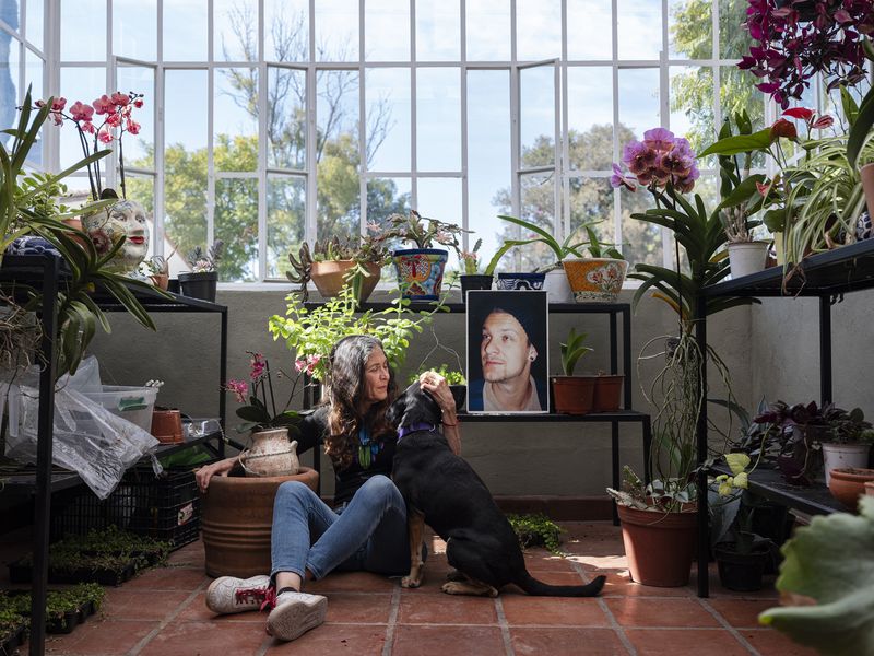 © Izabela Jurcewicz - End-of-Life Doula Kate with the image of her deceased son from suicide