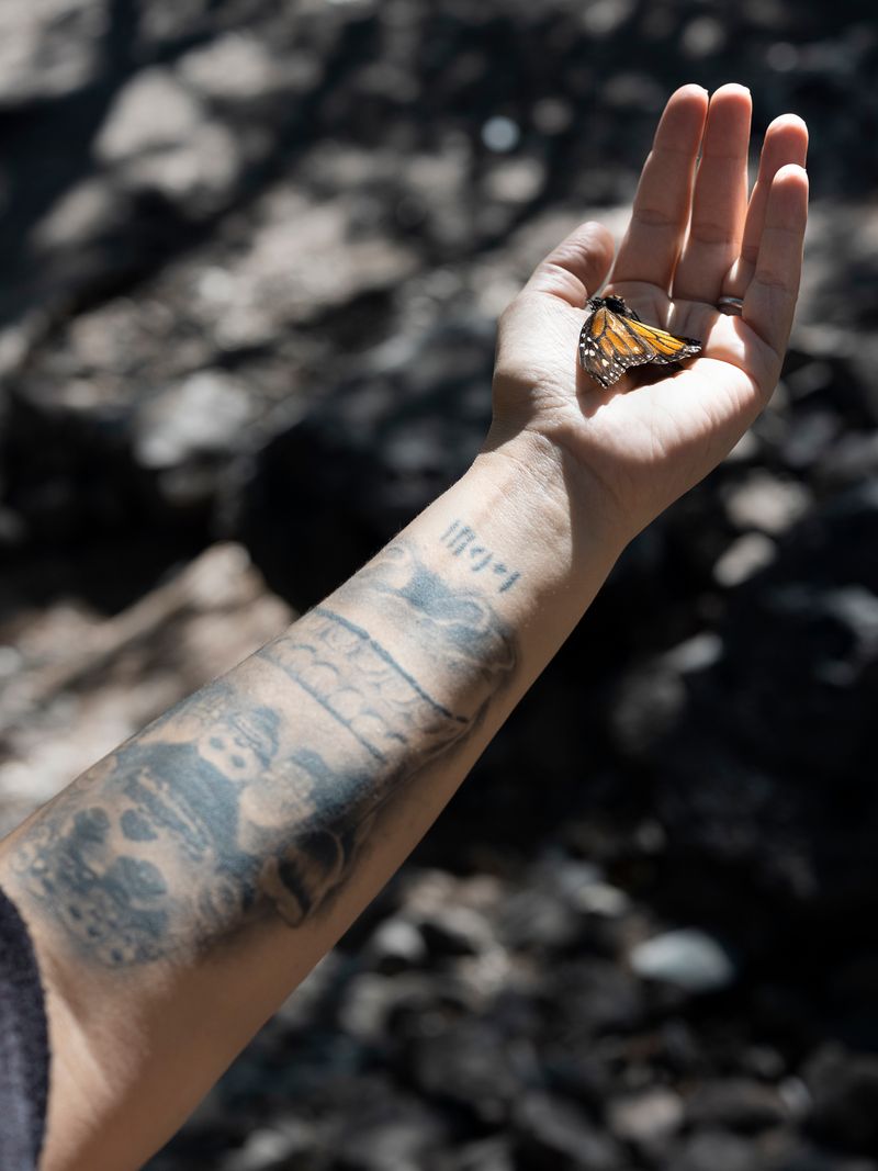 © Izabela Jurcewicz - End-of-Life Doula Andrea holding a butterfly from her altar