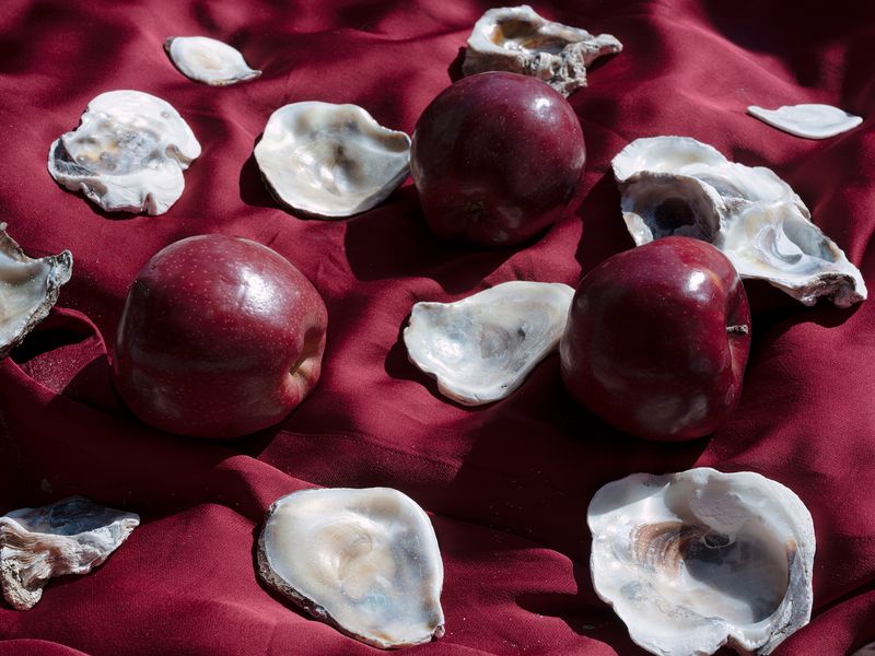 © Izabela Jurcewicz - Apples, which attract angels, at the altar