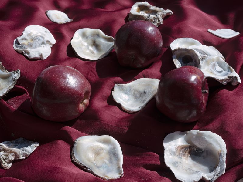 © Izabela Jurcewicz - Apples, which attract angels, at the altar