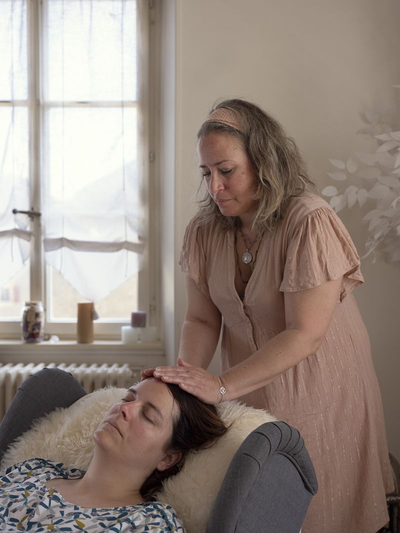 © Izabela Jurcewicz - End-of-Life Doula Vanessa with Coralie, whose mother she assisted at her end-of-Life