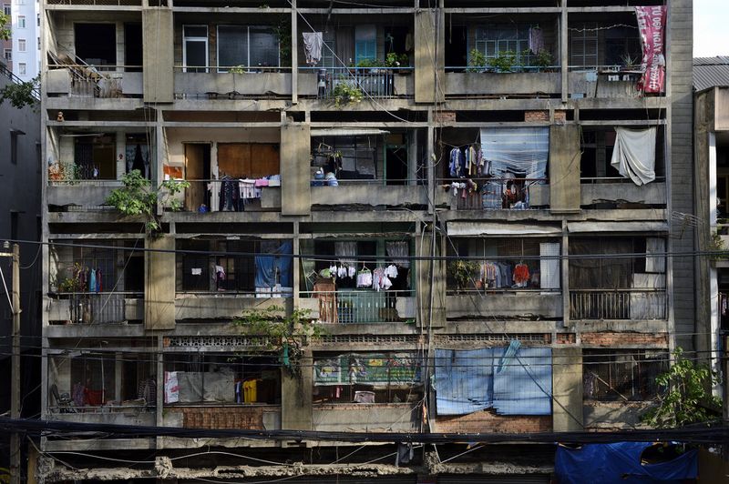 © Laurent Weyl - The building’s façade, on Tran Hung Dao road, is the only side of the building with windows facing out.