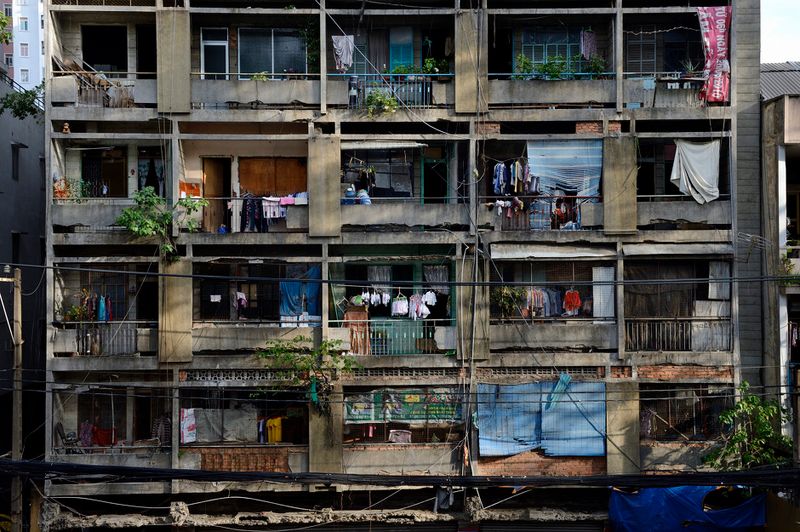© Laurent Weyl - The building’s façade, on Tran Hung Dao road, is the only side of the building with windows facing out.