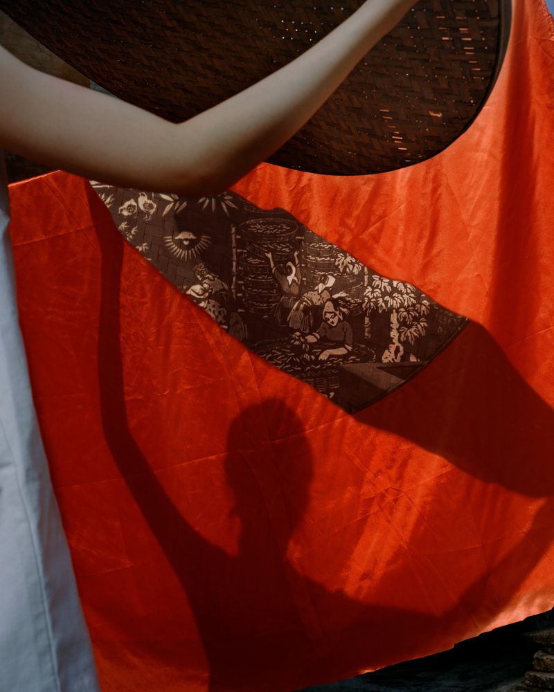 © Yiming Zhu - Hold up The Silkworm Basket