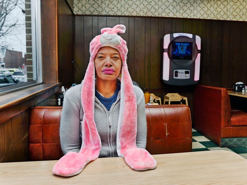 © Graeme Williams - Harrisburg, USA. 2016. Rhonda Garrett waits for breakfast at her local diner.