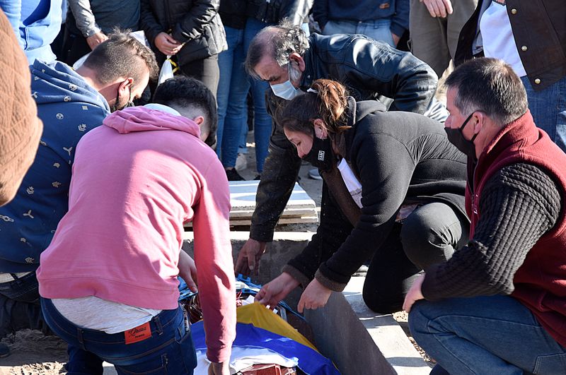 © Horacio Culaciatti - Cristina Castro madre de Facundo y compañeros le dan el ultimo adiós.