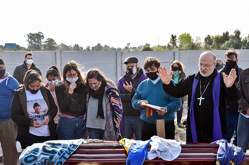 © Horacio Culaciatti - El arzobispo Carlos Alfonso Azpiroz Costa despide a Facundo.