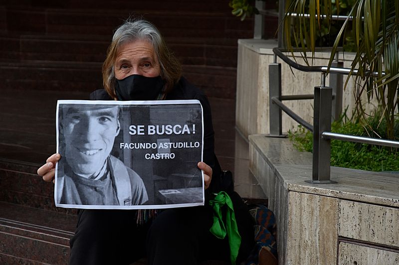 © Horacio Culaciatti - Una señora alza una cartela en reclamo de Facundo Astudillo Castro.