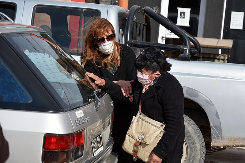 © Horacio Culaciatti - Una abuelita vecina de Pedro Luro despide a Facundo.