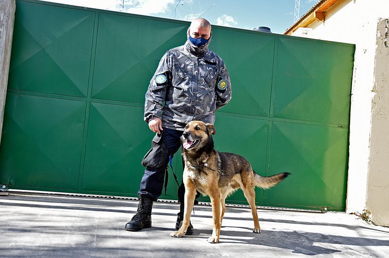 © Horacio Culaciatti - El adiestrador Marcos Herrero posa con Yatel el perro que descubrió elementos pertenecientes a Facundo.