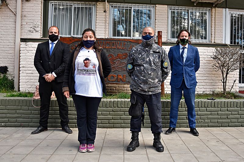 © Horacio Culaciatti - Cristina Castro posa junto a la querella y el perito de parte.