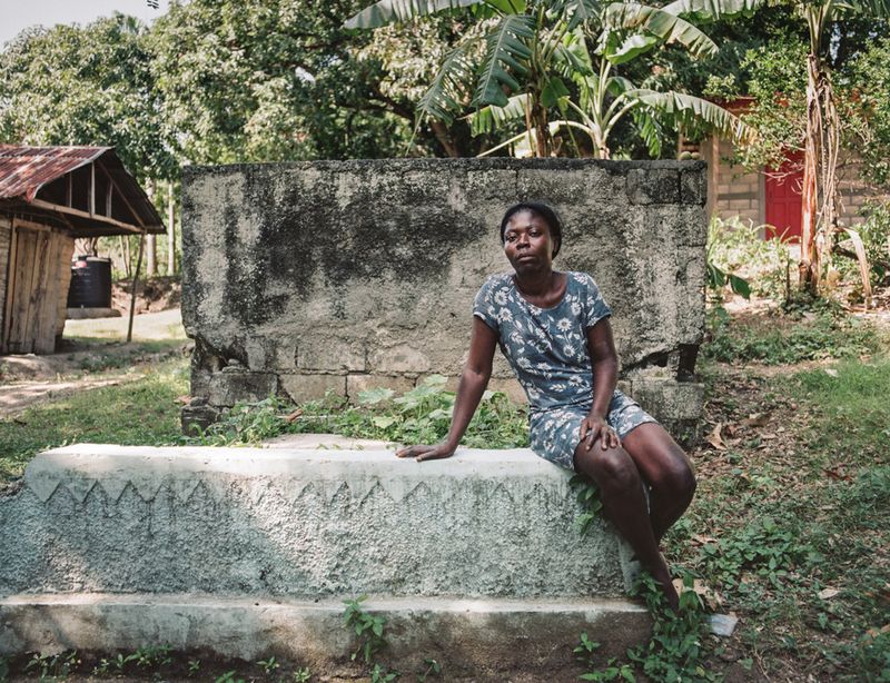 © Thomas Freteur - Mirielle (25) - Kabare Baobe, Haiti - " Boire dans une tête de mort, c'est un anti-poison.."