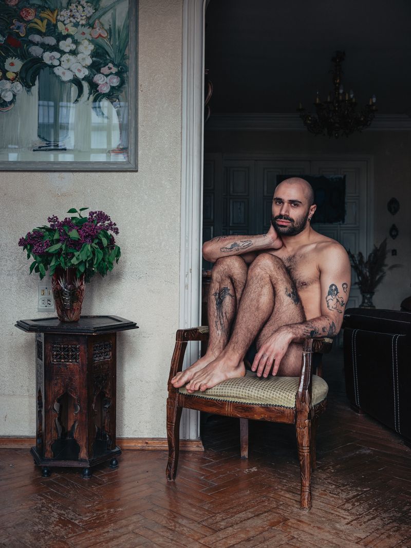 © Lea Greub - Tattoo artist George Kartozia in his childhood home. Tbilisi, 2023.