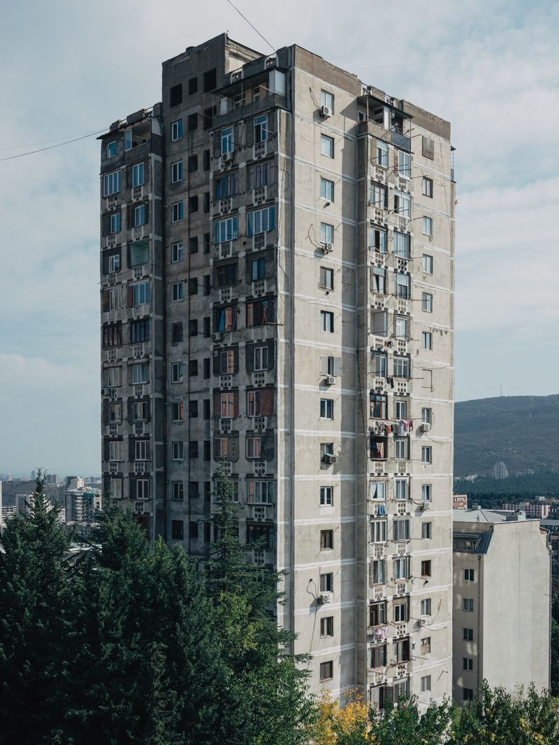 © Lea Greub - A block of flats in the Saburtalo district of Tbilisi, 2022.