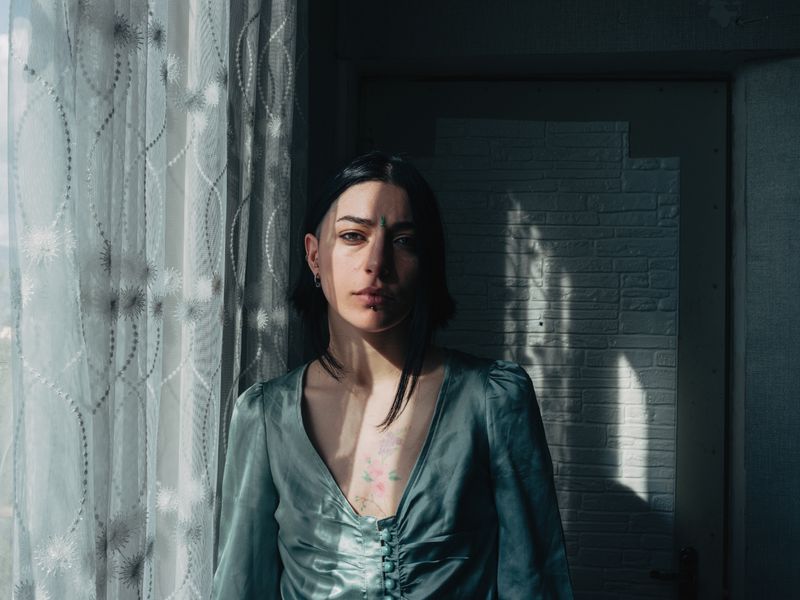 © Lea Greub - The artist Tina Elbakidzin her living room. Tbilisi, 2023.