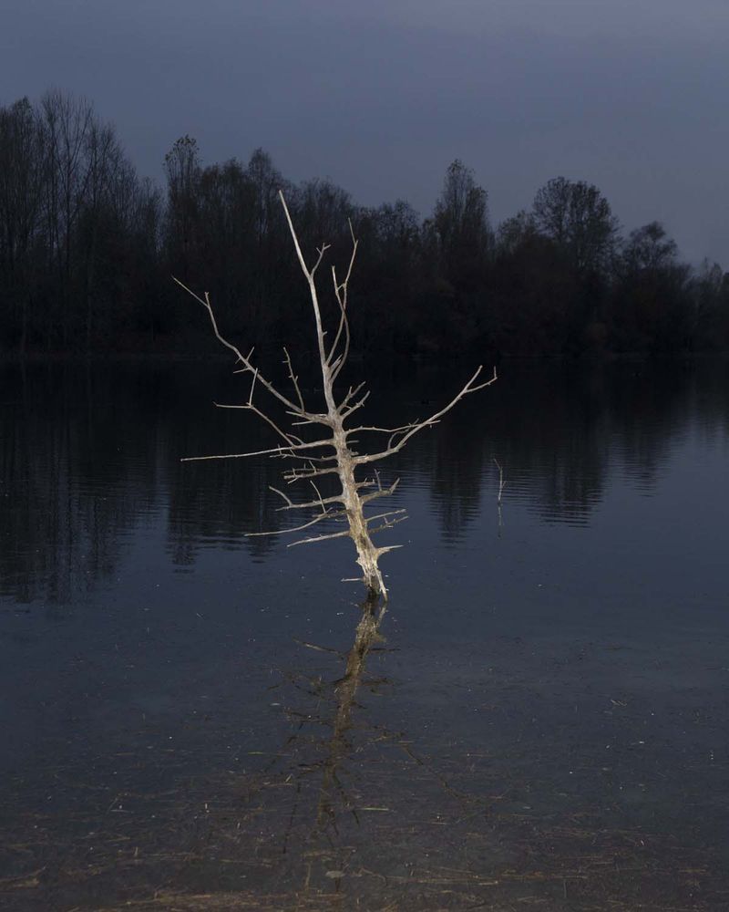 © Riccardo Androni - Image from the riconoscersi attimi sospesi di fragilità in divenire disturba photography project