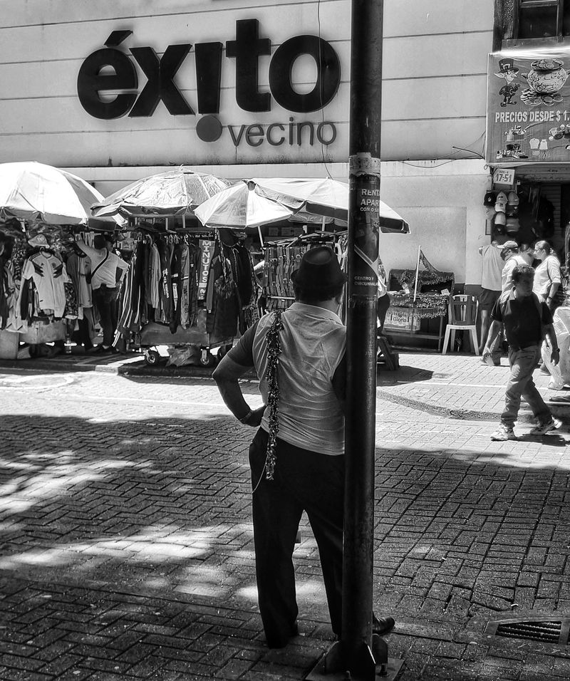 © Ana Angel - exito vecino
