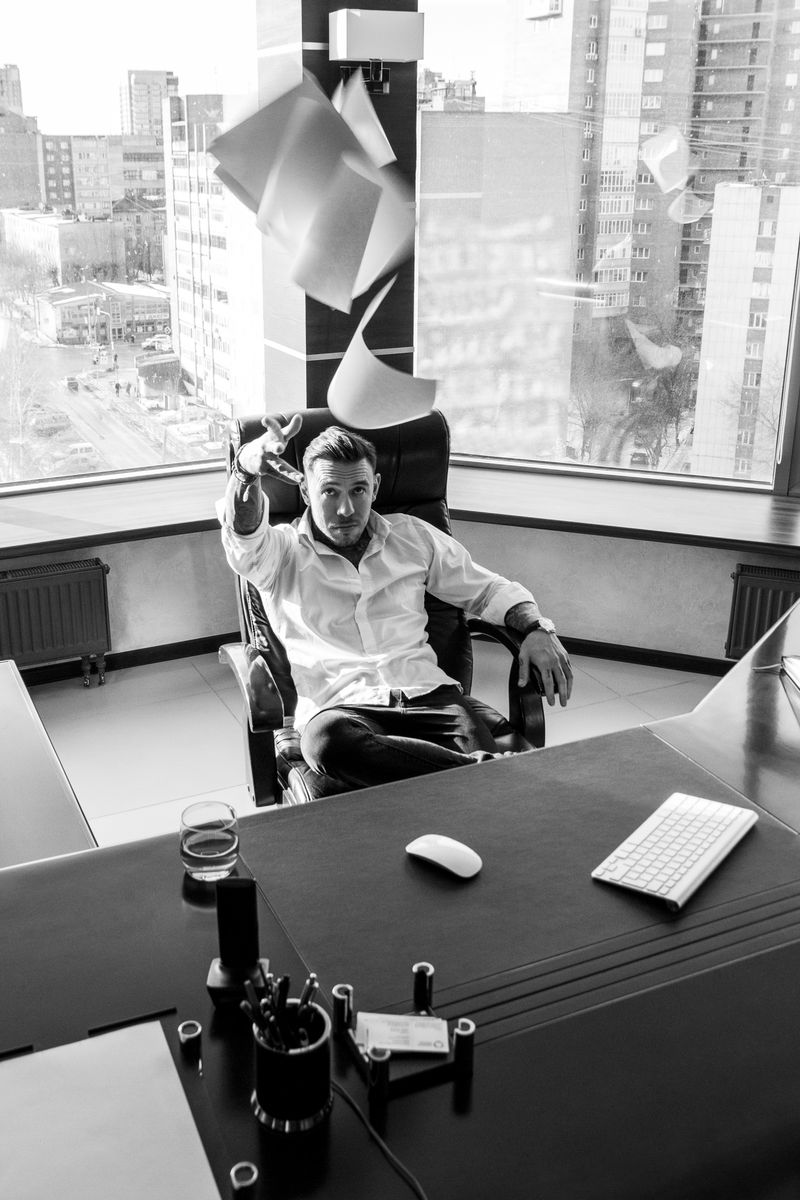 © Sergey Yudin - Image from the Office workdays photography project